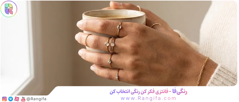 ژست عکاسی با دست برای نمایش انگشتر و دستبند