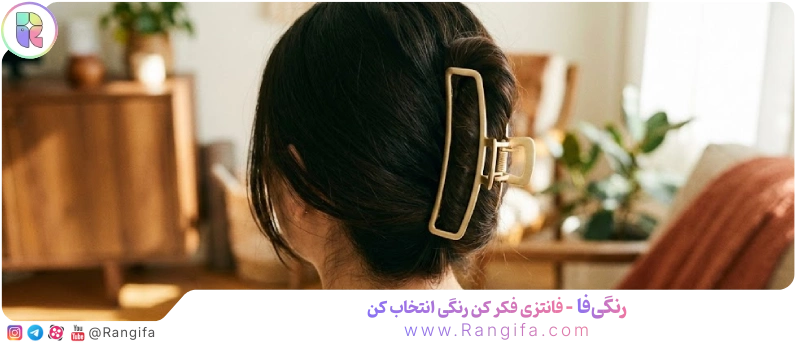 کلیپس فلزی طلایی روی موهای جمع شده